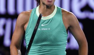 郑钦文向父母炫耀金牌 郑钦文向父母炫耀金牌